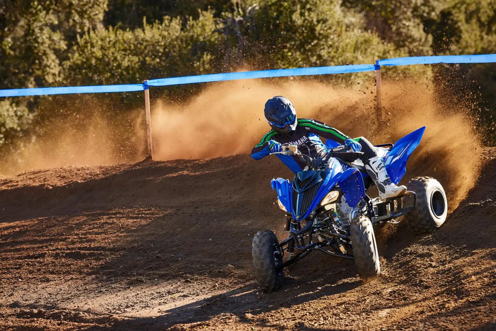 Quad Yamaha au bord d'une rivière
